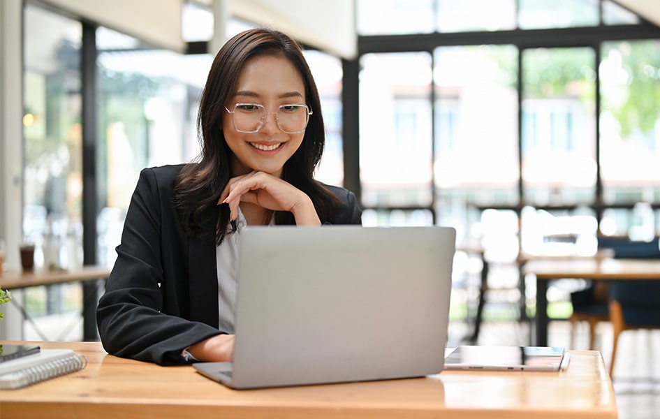 Businesswoman learning from laptop in a cafe